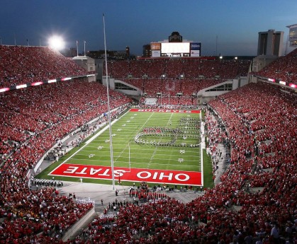 西班牙青少年骑手在国际马术比赛中获得优异成绩，展现潜力。，西班牙骑马雕像